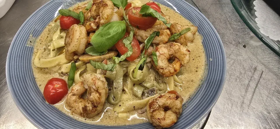 Louisiana pasta with shrimp, tomatoes and herbs