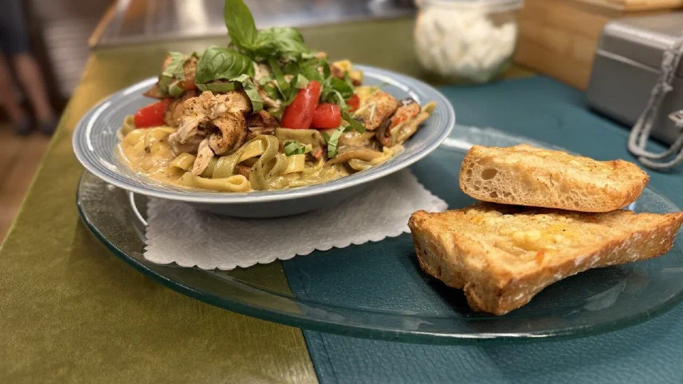 Louisiana pasta with chicken, tomatoes and bread
