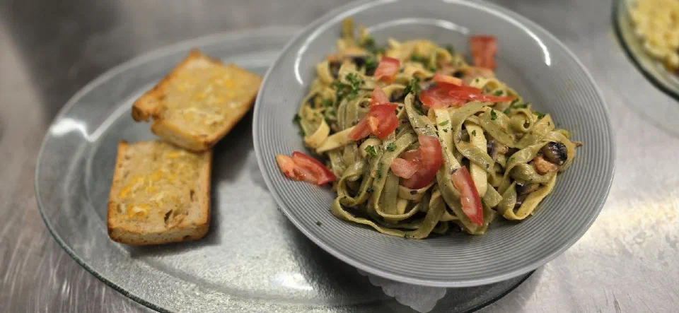 Vegetarian Louisiana pasta with tomatoes and bread